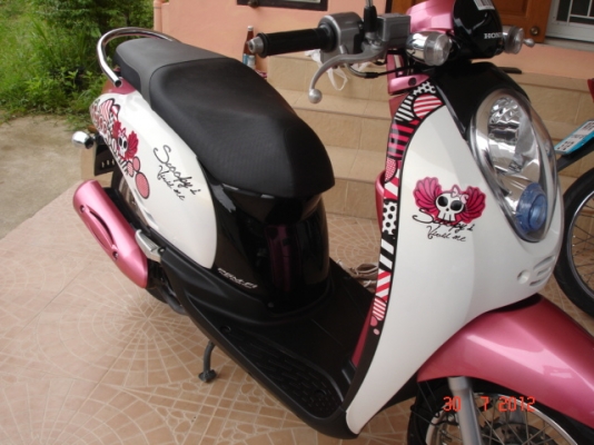 Honda scoopy i ปี 2011 ลาย Vivid me สีชมพูขาว สภาพใหม่มาก รถ 6เดือน โทร.0819858268 ,0800130001