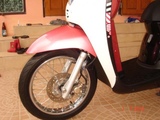 Honda scoopy i ปี 2011 ลาย Vivid me สีชมพูขาว สภาพใหม่มาก รถ 6เดือน โทร.0819858268 ,0800130001