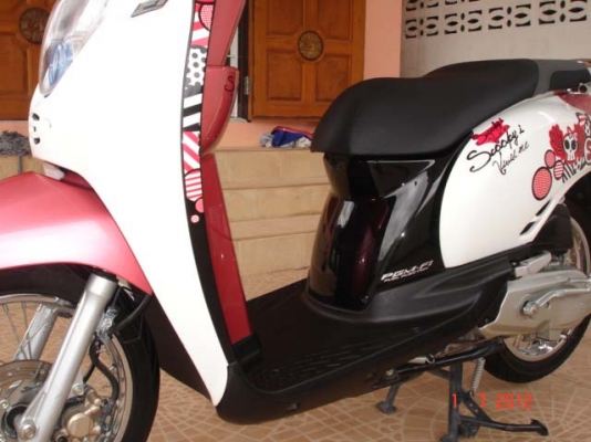 Honda scoopy i ปี 2011 ลาย Vivid me สีชมพูขาว สภาพใหม่มาก รถ 6เดือน โทร.0819858268 ,0800130001
