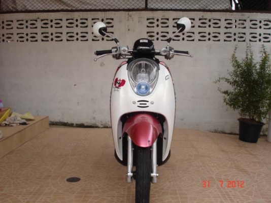 Honda scoopy i ปี 2011 ลาย Vivid me สีชมพูขาว สภาพใหม่มาก รถ 6เดือน โทร.0819858268 ,0800130001