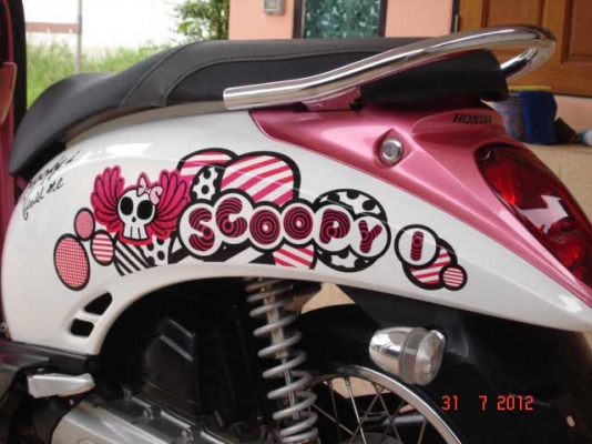 Honda scoopy i ปี 2011 ลาย Vivid me สีชมพูขาว สภาพใหม่มาก รถ 6เดือน โทร.0819858268 ,0800130001