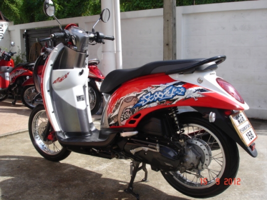 Honda scoopy i active boy ปี 2012 สีแดงดำ สภาพ 99\% สภาพพใหม่มาก เครื่องแน่น สภาพเดิม ๆ หัวฉีด ประหยัดน้ำมัน จัดส่งทั่วประเทศ โทร.0819858268, 0800130001 www.mocycshop19.com