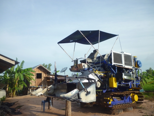 ต้องการคนขับรถเกี่ยวข้าวไร่ละ 50 บาท ติดต่อได้ ศรีสะเกษ มีทริปให้ต่างหาก((มีคลิปรถเกี่ยวคันนี้แหละครับ)) เซ็ครถพร้อมหมดแล้วปีที่แล้ว 782 ไร่