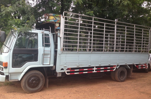 ISUZU ROCKY FRR 175 HP 6BG1 กระบะคอกเหล็กความยาว 6 เมตรสภาพสวย เครื่องแห้งแรงดีไม่มีเยิ้ม หัวเก๋งสีสันบางเดิมๆภายในเก๋งคอนโซลสวยครบพร้อม พวงมาลัยเพาเวอร์ ระบบเบรคทริ๊ปฟี้ครบครัน ช่วงล่างคัชซีสวยมากๆครับ ยาง 8.25 ขอบ 16 สภาพดี 70\% พร้อมบรรทุกพร้อมใช้งาน เอ