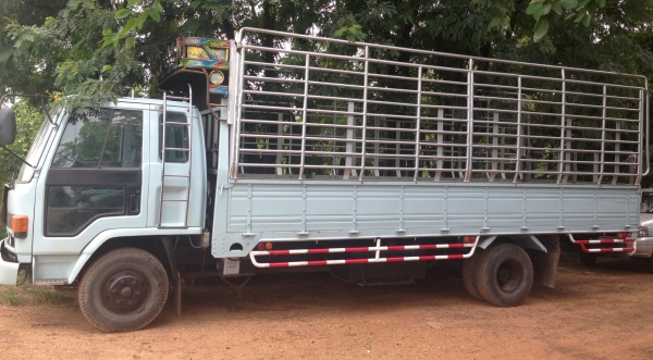 ISUZU ROCKY FRR 175 HP 6BG1 กระบะคอกเหล็กความยาว 6 เมตรสภาพสวย เครื่องแห้งแรงดีไม่มีเยิ้ม หัวเก๋งสีสันบางเดิมๆภายในเก๋งคอนโซลสวยครบพร้อม พวงมาลัยเพาเวอร์ ระบบเบรคทริ๊ปฟี้ครบครัน ช่วงล่างคัชซีสวยมากๆครับ ยาง 8.25 ขอบ 16 สภาพดี 70\% พร้อมบรรทุกพร้อมใช้งาน เอ ISUZU ROCKY FRR 175 HP 6BG1 กระบะคอกเหล็กความยาว 6 เมตรสภาพสวย เครื่องแห้งแรงดีไม่มีเยิ้ม หัวเก๋งสีสันบางเดิมๆภายในเก๋งคอนโซลสวยครบพร้อม พวงมาลัยเพาเวอร์ ระบบเบรคทริ๊ปฟี้ครบครัน ช่วงล่างคัชซีสวยมากๆครับ ยาง 8.25 ขอบ 16 สภาพดี 70\% พร้อมบรรทุกพร้อมใช้งาน เอ