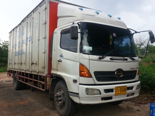 (ด่วน !!!...พิเศษ..ราคาเงินดาวลดเหลือ 550,000) ขายดาว Hino รุ่น FG1 212 แรง เครื่องแน่น ช่วงล่างดี รถยาว 7.2 เมตร สีขาว ตู้แห้ง 10 บาน ไม่มีเสากลาง หมายเลขตัวถัง FG1JPPA14747 สภาพพร้อมใช้งาน ยางใหม่ 6 เส้น
