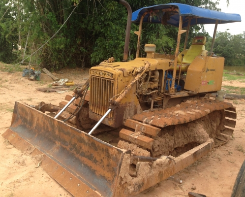 KOMATSU D20-3 รถสภาพดีเครื่องดีพร้อมใช้งาน ระบบไฮดรอลิกส์ของเหลวไม่มีแตกเยิ้ม เครื่องแรงดี ขับง่ายคล่องตัว ช่วงล่างตีนตะขาบสภาพดีประมาณ 60\% พร้อมทำงานได้เลย เอกสารสัญญาซื้อขาย ราคาต่อรองได้ครับ