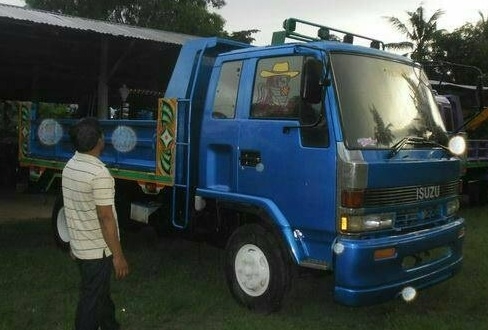 ISUZU ROCKY 195 HP 6HE1 หกล้อดั๊มพ์ กระบะดั๊มพ์เหล็ก 6 ตันความยาว 3.60 เมตรสภาพสวยจัดรอบคัน เครื่องแห้งแรงดีเดิมๆไม่มีเยิ้ม ภายในเก๋งคอนโซลสวยครบพร้อม CD MP3 แอร์เย็น พ.เพาเวอร์ ก.ไฟฟ้า ระบบเบรคทริ๊ปฟี้ครบครัน ช่วงล่างใหญ่คัชซีสวยเดิม ยาง 8.25 ขอบ 16 สภาพ