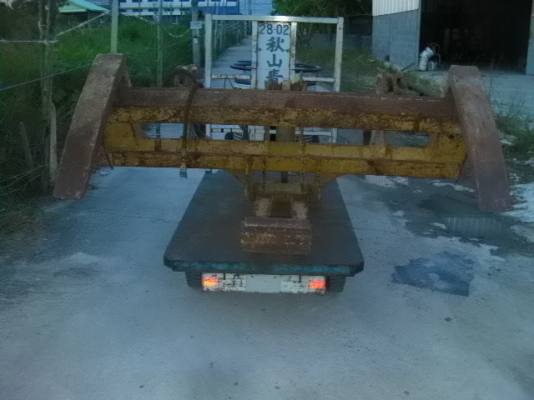 รถบรรทุก3ล้อสามารถบรรทุกน้ำหนักได้1ตันยางรถเป็นยางตันใช่งานง่ายเครื่องยนต์เบนซินราคา53,000บาท http://www.youtube.com/watch?v=ZuRHn54tNfY