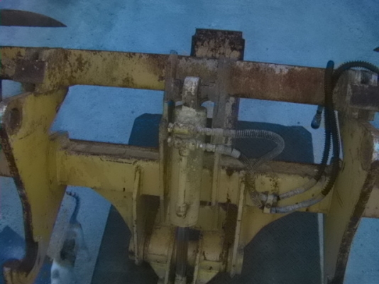 รถบรรทุก3ล้อสามารถบรรทุกน้ำหนักได้1ตันยางรถเป็นยางตันใช่งานง่ายเครื่องยนต์เบนซินราคา53,000บาท http://www.youtube.com/watch?v=ZuRHn54tNfY