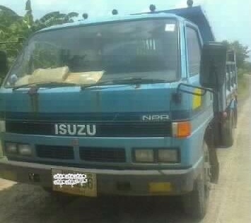 ISUZU NPR 125 HP 4HG1 หกล้อดั๊มพ์ กระบะดั๊มพ์เหล็ก 4 ตันความยาว 3.60 เมตรสภาพดี เครื่องแน่นแรงดี ภายในเก๋งคอนโซลสวยครบ ช่วงล่างใหญ่ติด F หน้าหลัง คัชซีไม่มีดาม ยาง 8.25 ขอบ 16 สภาพดี 70\% พร้อมบรรทุกพร้อมใช้งาน เอกสารทะเบียนครบพร้อม ราคาต่อรองได้ครับ ISUZU NPR 125 HP 4HG1 หกล้อดั๊มพ์ กระบะดั๊มพ์เหล็ก 4 ตันความยาว 3.60 เมตรสภาพดี เครื่องแน่นแรงดี ภายในเก๋งคอนโซลสวยครบ ช่วงล่างใหญ่ติด F หน้าหลัง คัชซีไม่มีดาม ยาง 8.25 ขอบ 16 สภาพดี 70\% พร้อมบรรทุกพร้อมใช้งาน เอกสารทะเบียนครบพร้อม ราคาต่อรองได้ครับ