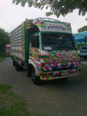 HinoKm 777 สีเขียวเข็มๆ หล่อๆไปเรย