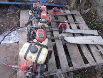 ขาย- เครื่องตัดแต่งกิ่งไม้ ตัดหญ้า แบบด้ามจับ มือสองจากญี่ปุ่น ราคา ตัวละ 4,800 บาท ครับ ขาย- เครื่องตัดแต่งกิ่งไม้ ตัดหญ้า แบบด้ามจับ มือสองจากญี่ปุ่น ราคา ตัวละ 4,800 บาท ครับ