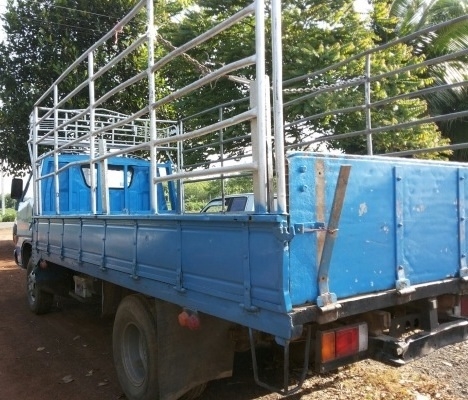 ISUZU KS 110 HP 4BD1 ฝาขาว กระบะคอกเหล็กเหล็กความยาว 4.30 เมตรสภาพสวย เครื่องแห้งแรงดีเดิมๆไม่มีเยิ้ม หัวเก๋งยกได้ไม่มีผุกร่อน ภายในเก๋งคอนโซลครบพร้อม พวงมาลัยเพาเวอร์ ช่วงล่างแน่นดี คัชซีดี ยาง 7.50 ขอบ 16 สภาพดี 70\% พร้อมบรรทุกพร้อมใช้งาน เอกสารทะเบียนค