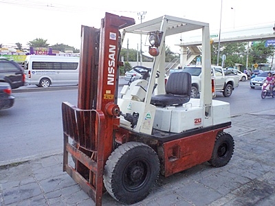 ขายรถยกนิสสัน 2 ตัน   เครื่องดีเซล  กระบอกคู่ เสาสูง 3 เมตร   พวงมาลัยเพาเว่อร์  สีเดิมจากนอก นำเข้าจากญี่ปุ่น ใช้งานได้ทันที