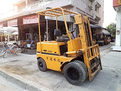 ขายรถยกโคมัสสึ 2 ตัน รุ่น6 เครื่องเบนซิน   เสาสูง 3 เมตร  ล้อหน้าคุ่ พวงมาลัยเพาเว่อร์  สีเดิมจากนอก นำเข้าจากญี่ปุ่น ใช้งานได้ทันที