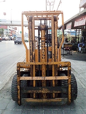 ขายรถยกโคมัสสึ 2 ตัน รุ่น6 เครื่องเบนซิน   เสาสูง 3 เมตร  ล้อหน้าคุ่ พวงมาลัยเพาเว่อร์  สีเดิมจากนอก นำเข้าจากญี่ปุ่น ใช้งานได้ทันที