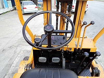 ขายรถยกโคมัสสึ 2 ตัน รุ่น6 เครื่องเบนซิน   เสาสูง 3 เมตร  ล้อหน้าคุ่ พวงมาลัยเพาเว่อร์  สีเดิมจากนอก นำเข้าจากญี่ปุ่น ใช้งานได้ทันที