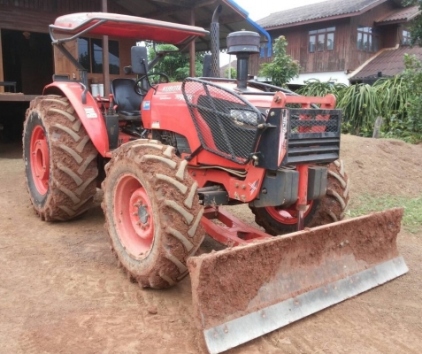 KUBOTA M9540 - 2 เพลา รถใช้งาน 4,950 ชม. อุปกรณ์ครบพร้อม มีใบมีดดันหน้า ผานพรวนดิน 7 เครื่องแห้งแรงดีทั้งคันไม่มีเยิ้ม ระบบไฮดรอลิกส์ระบบของเหลวไม่มีแตกซึ่ม ช่วงล่างแน่น ยางสภาพดี 4 เส้นหน้าหลังประมาณ 80\% พร้อมทำงานได้เลย เอกสารทะเบียนครบพร้อม ราคาต่อรองเ