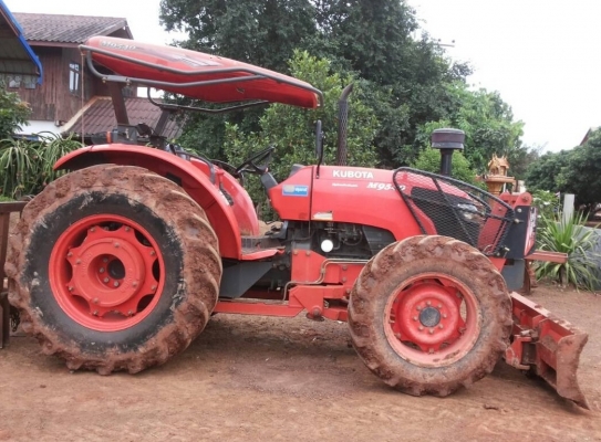 KUBOTA M9540 - 2 เพลา รถใช้งาน 4,950 ชม. อุปกรณ์ครบพร้อม มีใบมีดดันหน้า ผานพรวนดิน 7 เครื่องแห้งแรงดีทั้งคันไม่มีเยิ้ม ระบบไฮดรอลิกส์ระบบของเหลวไม่มีแตกซึ่ม ช่วงล่างแน่น ยางสภาพดี 4 เส้นหน้าหลังประมาณ 80\% พร้อมทำงานได้เลย เอกสารทะเบียนครบพร้อม ราคาต่อรองเ