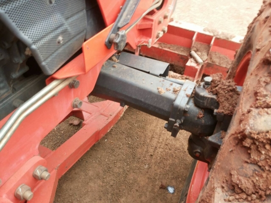 KUBOTA M9540 - 2 เพลา รถใช้งาน 4,950 ชม. อุปกรณ์ครบพร้อม มีใบมีดดันหน้า ผานพรวนดิน 7 เครื่องแห้งแรงดีทั้งคันไม่มีเยิ้ม ระบบไฮดรอลิกส์ระบบของเหลวไม่มีแตกซึ่ม ช่วงล่างแน่น ยางสภาพดี 4 เส้นหน้าหลังประมาณ 80\% พร้อมทำงานได้เลย เอกสารทะเบียนครบพร้อม ราคาต่อรองเ