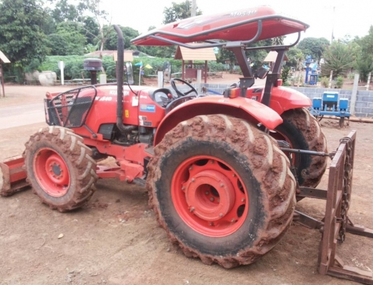 KUBOTA M9540 - 2 เพลา รถใช้งาน 4,950 ชม. อุปกรณ์ครบพร้อม มีใบมีดดันหน้า ผานพรวนดิน 7 เครื่องแห้งแรงดีทั้งคันไม่มีเยิ้ม ระบบไฮดรอลิกส์ระบบของเหลวไม่มีแตกซึ่ม ช่วงล่างแน่น ยางสภาพดี 4 เส้นหน้าหลังประมาณ 80\% พร้อมทำงานได้เลย เอกสารทะเบียนครบพร้อม ราคาต่อรองเ