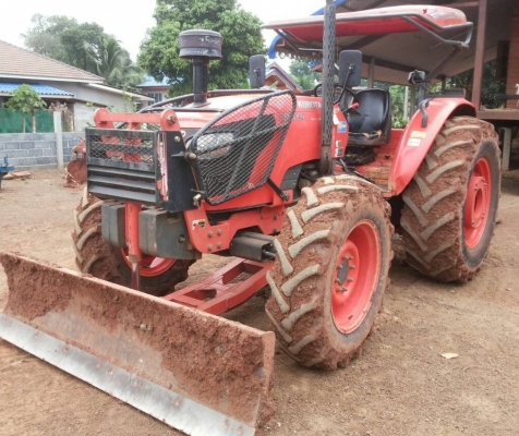 KUBOTA M9540 - 2 เพลา รถใช้งาน 4,950 ชม. อุปกรณ์ครบพร้อม มีใบมีดดันหน้า ผานพรวนดิน 7 เครื่องแห้งแรงดีทั้งคันไม่มีเยิ้ม ระบบไฮดรอลิกส์ระบบของเหลวไม่มีแตกซึ่ม ช่วงล่างแน่น ยางสภาพดี 4 เส้นหน้าหลังประมาณ 80\% พร้อมทำงานได้เลย เอกสารทะเบียนครบพร้อม ราคาต่อรองเ