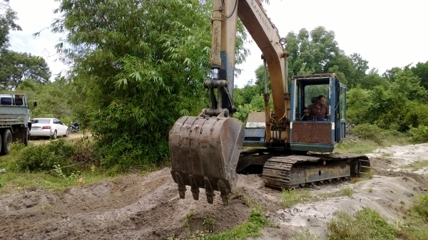 รถขุด100-3 ปั้มต้องเช็คหน่อย ฝาครอบเครื่องมี เครื่องดีแน่น 4สุบมิตรซูฯเทอร์โบ....