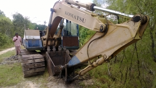 รถขุด100-3 ปั้มต้องเช็คหน่อย ฝาครอบเครื่องมี เครื่องดีแน่น 4สุบมิตรซูฯเทอร์โบ....