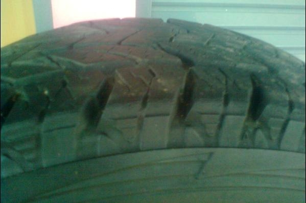 ขายยาง 265/75/16 bridgestone A/T ดอกยางยังสวยครับ ขอขายเส้นละ 1000บาทครับ