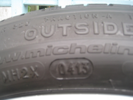 ขายยางป้ายแดง ปี0413  Honda jazz ขอบ15 4รู100 แถมกะทะและฝาครอบ สนใจติดต่อเล็ก คลองสามครับ (081-3747940)