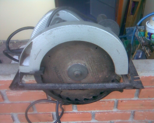 เลื่อยวงเดือน  9  นิ้ว มากีตา