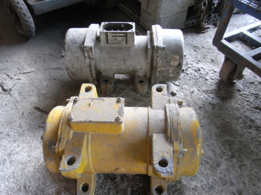 ขายมอเตอร์สั่น/เขย่า มี 2 ตัว ขนาด 0.5 HP / 1 HP. พร้อมใช้งาน