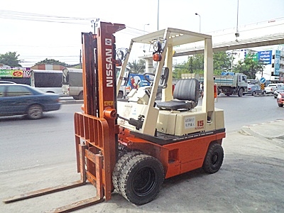 ขายรถยกนิสสัน 1.5 ตัน  เครื่องเบนซิน กระบอกคู่ ล้อหน้าคู่ เสาสูง 3 เมตร  ยางตัน พวงมาลัยเพาเว่อร์  สีเดิมจากนอก นำเข้าจากญี่ปุ่น ใช้งานได้ทันที