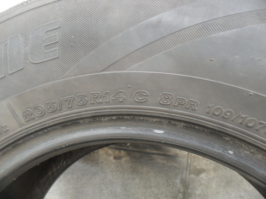 ยาง BRIDGESTONE 205/75R14 ผ้าใบ 8 ชั้น 1 คู่ ราคา 1700 บาท ยาง BRIDGESTONE 205/75R14 ผ้าใบ 8 ชั้น 1 คู่ ราคา 1700 บาท