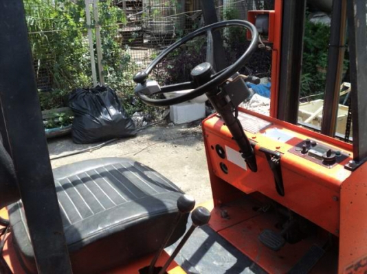 ขายโฟล์คลิฟท์ ไฟฟ้า 2 คัน ราคาถูก ใช้งานดีมาก เช็คสภาพพร้อมใช้งาน