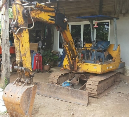KOMATSU PC 30-3 เครื่องเดิมปั๊มเดิมแห้งดีไม่เยิ้ม พร้อมใช้งานได้เลยไม่มีปัญหา ขับง่ายใช้งานได้คล่องตัวดี ช่วงล่างสภาพดี โซ่ใบแทรกสภาพดีประมาณ 60\% พร้อมใช้งาน เอกสารสัญญาซื้อขาย ราคาต่อรองได้ครับ