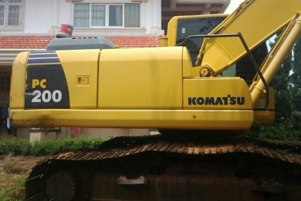 KOMATSU PC 200-8 รถสวยพร้อมใช้งาน ใช้งาน 4,000 ชม. เครื่องกับปั๊มแห้งดีแรงดีเดิมๆ ภายในเก๋งสะอาดสวย แอร์เย็น ภายนอกบอดี้รถสวย บูมอาร์มไม่มีแตกไม่มีดาม เอวแน่น ช่วงล่างเต็มดีประมาณ 70\% พร้อมใช้งาน เอกสารทะเบียนครบพร้อม ราคาต่อรองได้ครับ