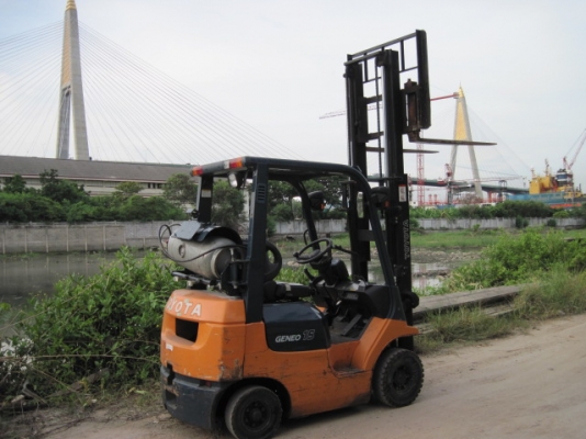 รถยกขนาด 1.5 ตัน ยี่ห้อ toyota เกียร์ออโต้ เสา 3 ม. นำเข้า