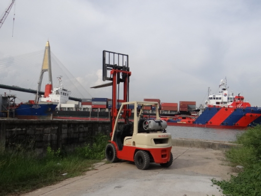 รถยกขนาด 3 ตัน ยี่ห้อ nissan เกียร์ออโต้ งายาว เสา 3 ม. นำเข้า