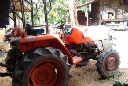 KUBOTA L2808 - 2 เพลา ใช้งาน 3,000 ชม. อุปกรณ์มีให้พร้อม มีโรตารี่ หน้ากว้าง 1.50 เมตร และผานพรวนดิน 5 สภาพดีพร้อมใช้งานได้เลย เครื่องแน่นแรงดี ภายนอกบอดี้รถสวยเดิมๆ ระบบไฮดรอลิกส์ของเหลวไม่มีแตกเยิ้ม ช่วงล่างยางสภาพดี 4 เส้นประมาณ 70\% พร้อมใช้งาน เอกสารท