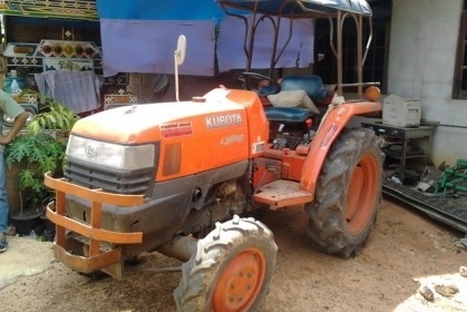 KUBOTA L2808 - 2 เพลา ใช้งาน 3,000 ชม. อุปกรณ์มีให้พร้อม มีโรตารี่ หน้ากว้าง 1.50 เมตร และผานพรวนดิน 5 สภาพดีพร้อมใช้งานได้เลย เครื่องแน่นแรงดี ภายนอกบอดี้รถสวยเดิมๆ ระบบไฮดรอลิกส์ของเหลวไม่มีแตกเยิ้ม ช่วงล่างยางสภาพดี 4 เส้นประมาณ 70\% พร้อมใช้งาน เอกสารท KUBOTA L2808 - 2 เพลา ใช้งาน 3,000 ชม. อุปกรณ์มีให้พร้อม มีโรตารี่ หน้ากว้าง 1.50 เมตร และผานพรวนดิน 5 สภาพดีพร้อมใช้งานได้เลย เครื่องแน่นแรงดี ภายนอกบอดี้รถสวยเดิมๆ ระบบไฮดรอลิกส์ของเหลวไม่มีแตกเยิ้ม ช่วงล่างยางสภาพดี 4 เส้นประมาณ 70\% พร้อมใช้งาน เอกสารท