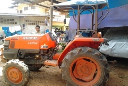 KUBOTA L2808 - 2 เพลา ใช้งาน 3,000 ชม. อุปกรณ์มีให้พร้อม มีโรตารี่ หน้ากว้าง 1.50 เมตร และผานพรวนดิน 5 สภาพดีพร้อมใช้งานได้เลย เครื่องแน่นแรงดี ภายนอกบอดี้รถสวยเดิมๆ ระบบไฮดรอลิกส์ของเหลวไม่มีแตกเยิ้ม ช่วงล่างยางสภาพดี 4 เส้นประมาณ 70\% พร้อมใช้งาน เอกสารท KUBOTA L2808 - 2 เพลา ใช้งาน 3,000 ชม. อุปกรณ์มีให้พร้อม มีโรตารี่ หน้ากว้าง 1.50 เมตร และผานพรวนดิน 5 สภาพดีพร้อมใช้งานได้เลย เครื่องแน่นแรงดี ภายนอกบอดี้รถสวยเดิมๆ ระบบไฮดรอลิกส์ของเหลวไม่มีแตกเยิ้ม ช่วงล่างยางสภาพดี 4 เส้นประมาณ 70\% พร้อมใช้งาน เอกสารท