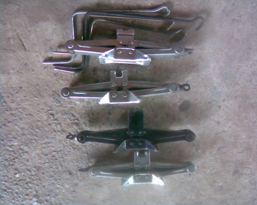 แม่แรงศูนย์สภาพดีครับใช้งานปกติพร้อมตัวหมุนครับ  เป็นของติดมากับรถครับ  เช่นโตโยตา  ขายตัวละ 350  บาทครับราคานี้คุ้มครับ