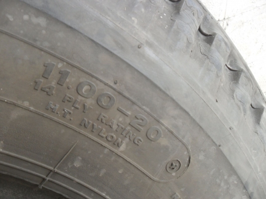 ยาง 11.00 - 20 สวยๆ 1 คู่ ราคา 3500 บาท