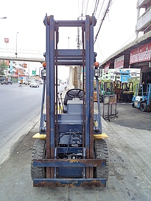 ขายรถยกโคมัสสึ 2 ตัน รุ่น11 เครื่องเบนซิน กระบอกคู่  เสาสูง 4 เมตร  พวงมาลัยเพาเว่อร์  สีเดิมจากนอก นำเข้าจากญี่ปุ่น ใช้งานได้ทันที