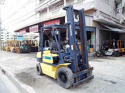 ขายรถยกโคมัสสึ 2 ตัน รุ่น11 เครื่องเบนซิน กระบอกคู่  เสาสูง 4 เมตร  พวงมาลัยเพาเว่อร์  สีเดิมจากนอก นำเข้าจากญี่ปุ่น ใช้งานได้ทันที