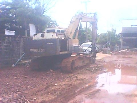 ขายด่วน รถแบ็คโฮ พีซี 200 รุ่น 2 มีไลน์ หัวเจาะพร้อม ขาย 425,000  ติดต่อ 086-1336693