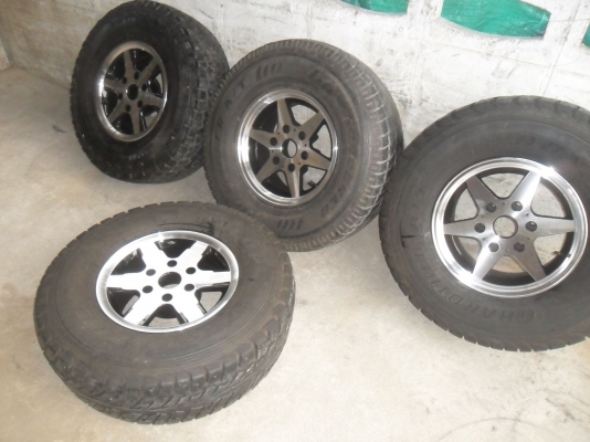 ล้อแม็ก 15นิ้ว6รู พร้อมยาง 31*10.50R15 สวยๆ 4 ล้อ ราคา 5900 บาท