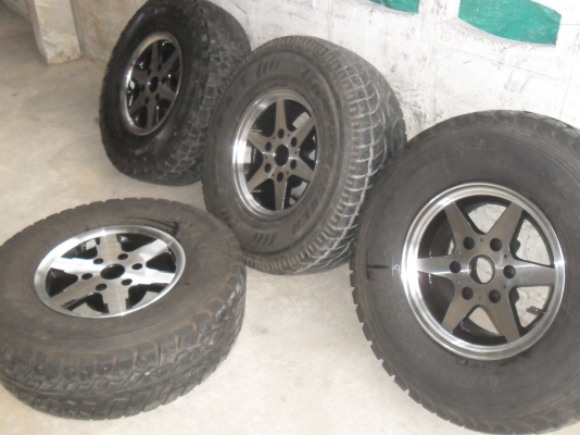 ล้อแม็ก 15นิ้ว6รู พร้อมยาง 31*10.50R15 สวยๆ 4 ล้อ ราคา 5900 บาท